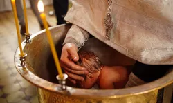 Fetiță de 8 luni stropită de preot cu apă sfințită diluată cu acid. Copilul a ajuns de urgență la spital