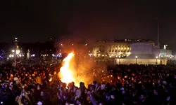 Moțiunile de cenzură au fost respinse. Protestatarii au continuat mașini în flăcări și violențe pe străzile Parisului