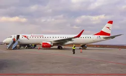Un avion care venea de la Viena nu a putut ateriza la Iaşi din cauza furtunii. La aeroport aşteptau zeci de pasageri ce urmau să se îmbarce în aceeaşi aeronavă