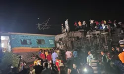 Peste 100 de persoane rănite după ce două trenuri s-au ciocnit frontal în India