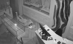 Spargere ca-n filme la Craiova. Un bărbat s-a târât pe podea cu o lanternă în dinți și a furat bijuterii de 900.000 de lei 8211 VIDEO