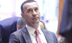Iulian Dumitrescu care este acuzat de procurorii DNA de luare de mită şi fals în declaraţii a depus semnăturile şi dosarul de candidat