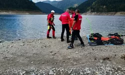 Un bărbat din Hunedoara și-a găsit sfârșitul după ce a căzut într-un lac de acumulare când încerca să recupereze o bucată de lemn cu care se juca fiul lui