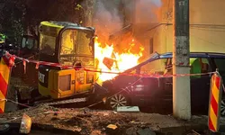 Un autoturism a luat foc după ce a intrat într-un buldoexcavator parcat pe o stradă din Roman. Șoferul a fugit de la fața locului