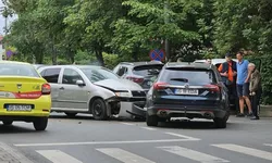 Accident rutier în Iași. Două autoturisme s-au cionit în zona Tudor Neculai 8211 EXCLUSIV FOTO
