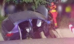 Accident rutier în comuna Bosanci județul Suceava Doi bărbați au ajuns cu mașina într-un șanț adânc după ce șoferul a pierdut controlul volanului 8211 FOTO
