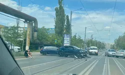 Accident rutier la Iași Două autoturisme au intrat în coliziune