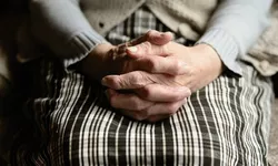 O bătrână din Suceava a încercat să obțină pensionarea cu o adeverință falsă. Cu ce pedeapsă se poate alege femeia