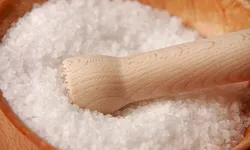 Organizația Mondială a Sănătății îndeamnă țările să interzică alimentele bogate în sare