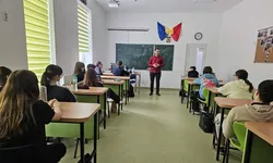Judecătorul Costică Ciocan a discutat cu elevii clasei a IX-a a Liceului Universităţii Alexandru Ioan Cuza8221 despre importanța siguranței fizice și psihice 8211 FOTO