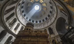 Cum se aprinde Sfânta Lumină la Ierusalim. Miracolul care are loc an de an la Mormântul lui Iisus