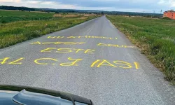 Sătui de drumul impracticabil sătenii dintr-o comună din județul Iași au scris un mesaj direct pe asfalt Atenție gropi. Acest drum este al CJ Iași 8211 FOTO