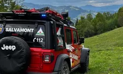 O femeie a căzut 30 de m în gol în Munții Rodnei. Salvamontiști paramedici jandarmi și voluntari intervin la locul faptei