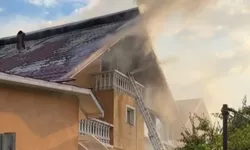 După o ploaie torențială de 10 minute acoperișul unei case din Baia Mare a fost cuprins de flăcări în urma unui fulger