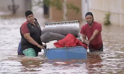 Inundații devastatoare după ce barajul unei hidrocentrale a cedat. Peste 30 de persoane au murit iar alte sute sunt dispărute 8211 VIDEO