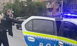 Scene ireale în Cluj Un polițist a încercat să rețină un bărbat dar o polițistă a dat cu spray în ochii amândurora 8211 VIDEO