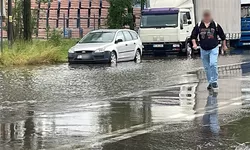 Imaginile unui dezastru Iașul a fost inundat după o ploaie banală. Străzile s-au umplut de apă iar șoferii au avut nevoie de barcă pentru a merge prin oraș 8211 FOTO VIDEO