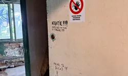 Panică într-un bloc din Iași. Locatarii sunt terorizați de câteva săptămâni. Nimeni nu are curaj să deschidă ușa de la parter 8211 FOTOVIDEO