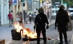 Franţa va declara stare de urgenţă Trei civili și un polițist au fost ucişi în revolte legate de o reformă electorală