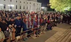 Hristos a Înviat Sute de credincioși participă la slujba de Înviere oficiată de Mitropolia Moldovei și Bucovinei  FOTO