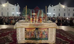 Hristos a Înviat Sute de credincioși participă la slujba de Înviere oficiată de Mitropolia Moldovei și Bucovinei  FOTO