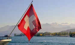 Ce reprezintă steagul Elveției Designul său simplist dar puternic îl face unul dintre cele mai puternice simboluri ale neutralității