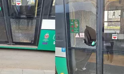 Un tramvai nou a fost vandalizat. Un bărbat beat a spart trei geamuri de la ușile de acces 8211 FOTO VIDEO