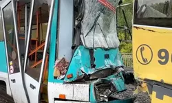 Imagini șocante din Rusia. Un tramvai a aruncat într-o curbă pasageri în fața mașinilor și s-a lovit de un altul 8211 VIDEO