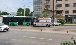 Accident rutier la Iași Un autobuz CTP și un autoturism au intrat în coliziune 8211 FOTO UPDATE