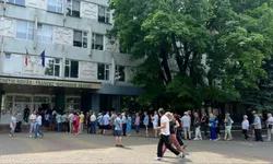 Cozi la secțiile de votare din Chișinău la alegeri 2024. Românii din Republica Moldova se înghesuie să voteze