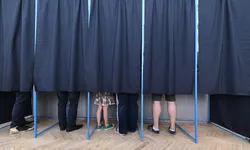 Poți să intri în cabina de vot alături de un copil la alegerile din 9 iunie 2024
