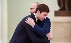 Vladimir Putin s-a întâlnit cu fiul lui Ramzan Kadîrov. Tânărul de 17 ani a fost felicitat de liderul Rusiei pentru viitoarea sa căsătorie