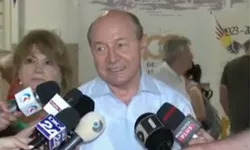 Trăian Băsescu fostul președinte al României a mers alături de soția sa Maria la vot. Mă încurc în cinci bilete de vot