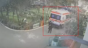 O bătrână călcată de Ambulanţă. Şoferul execută o manevră de marșarier fără să se asigure. Echipajul medical nici nu observă femeia 8211 VIDEO