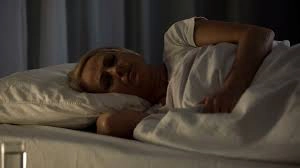 o femeie care doarme în pat