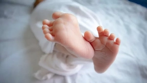 Caz halucinant la Iași! O femeie a născut acasă un copil și l-a aruncat în WC-ul din curte, crezând că era mort