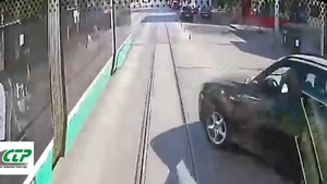 Accident rutier la Iași! Un autoturism a lovit un autobuz CTP pe care l-a proiectat într-un tramvai