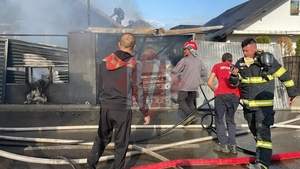 Incendiu puternic la Miroslava! Mașină în flăcări într-un garaj, focul s-a extins la o locuință – LIVE VIDEO, UPDATE