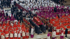 Pelerinaj al durerii la Vatican! Mii de credincioși își iau rămas bun de la Papa Francisc – LIVE VIDEO