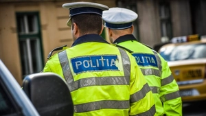Un tânăr s-a aruncat de la etaj în Podu ros. Polițiștii au pătruns în aparatament după ce pompierii au spart ușa – EXCLUSIV