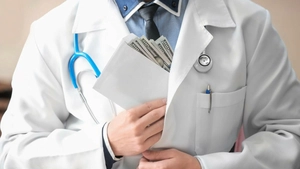 Rețea de fraudă în halate albe. Patru medici de familie, reținuți pentru o escrocherie de aproape un milion de lei