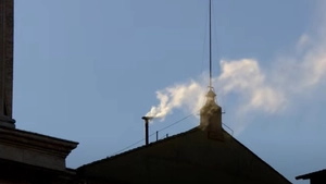 Din hornul Capelei Sixtine a ieșit fum alb! A fost ales următorul Papă