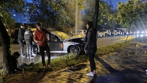 Accident grav la Iași. Un tânăr a intrat cu un BMW într-un copac. Sunt mai multe victime – EXCLUSIV – FOTO