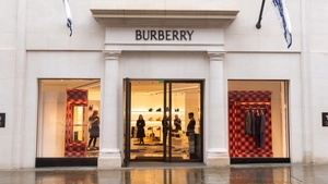 Cutremur în moda de lux! Burberry concediază 1.700 de angajați și își reinventează strategia