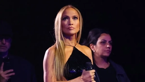 Jennifer Lopez, aproape goală la AMA 2025! Rochia cu diamante care a lăsat totul la vedere