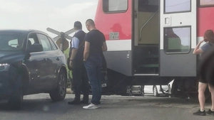 Accident feroviar la Erbiceni! Șoferul unui BMW a vrut să-și testeze bolidul și a fost izbit de tren
