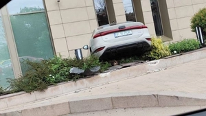 Accident rutier în Iași! Un șofer a trecut peste bordură și a ajuns pe spațiul verde al Hotelului Internațional