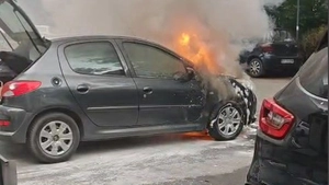 Incendiu în municipiul Iași! Un autoturism arde ca o torță. Pompierii intervin la fața locului