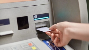 Cardurile de pe care nu trebuie să retragi bani de la bancomat! Care este motivul
