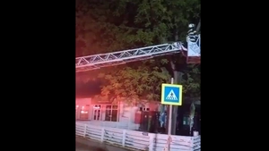 Incident în fața Primăriei Miroslava! Un bărbat de 50 de ani s-a urcat pe un stâlp de electricitate